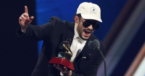 ¡Bad Bunny lo logra de nuevo! Se lleva el Latin Grammy por su álbum “Debí tirar más fotos”