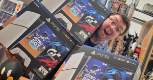 ¡Regalazo! Phillip Chu Joy entregó PS5 a los miembros de mesa donde votó